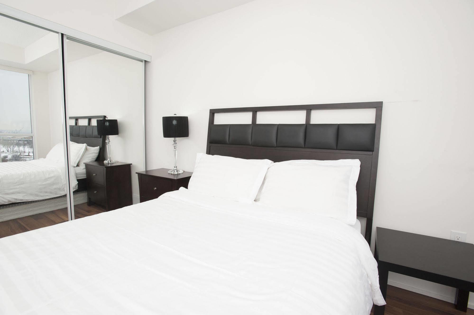 Life Suites Luxury Downtown Condos Toronto Exteriér fotografie